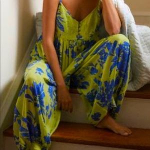 Super soft and comfy full length romper perfect for lounging. Only worn once.